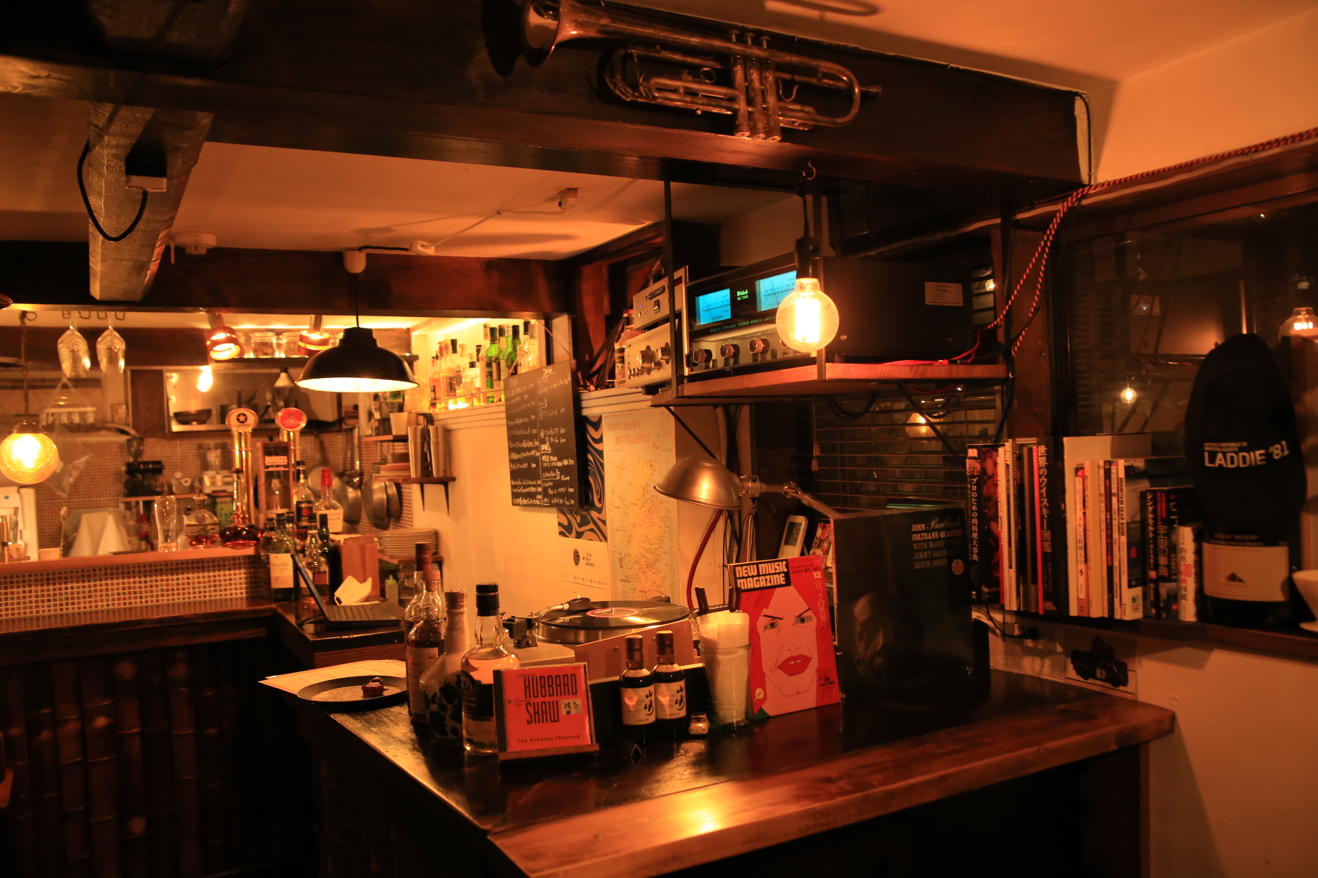 bar musica. のカウンターとランプ